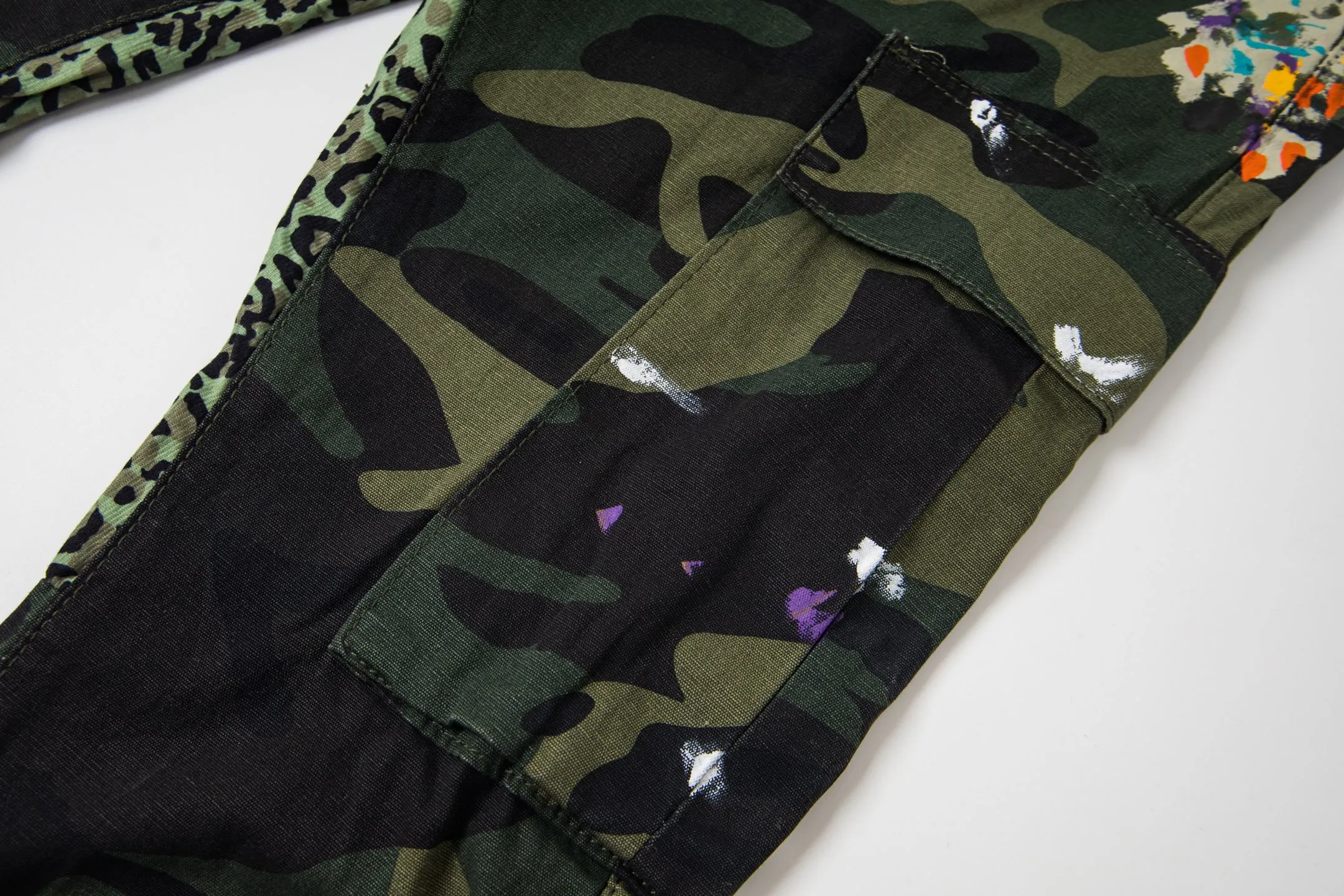 P250 Chrome Hearts Gallery 2025 new camouflage stitching multi-pocket couple bootcut jeans are a hot trend this season and are sought after by countless celebrities and fashionistas. The neat details of the cutting process add color to the playful fashion! The neat and meticulous design, and the well-fitting structure is unique. The upper body not only has outstanding recognition, but also looks younger and younger. A style with the ultimate wearing meaning and performance, gorgeous color matching, and the craftsmanship of this style is also extremely extraordinary. After the finished product is washed, it is disassembled and hand-made with sheepskin cross leather and then spliced ​​together to complete. The whole piece has too many craftsmanship to describe. It is decorated with patchwork cross flowers and high-waisted washed jeans! ! Absolutely high-end luxury product, a god-level single product, a super popular product, made by top heavy industry, a magic weapon that cannot be missed to hit the streets. Style number: 1846 Size: 28 30 32 34 36 Color: camouflage